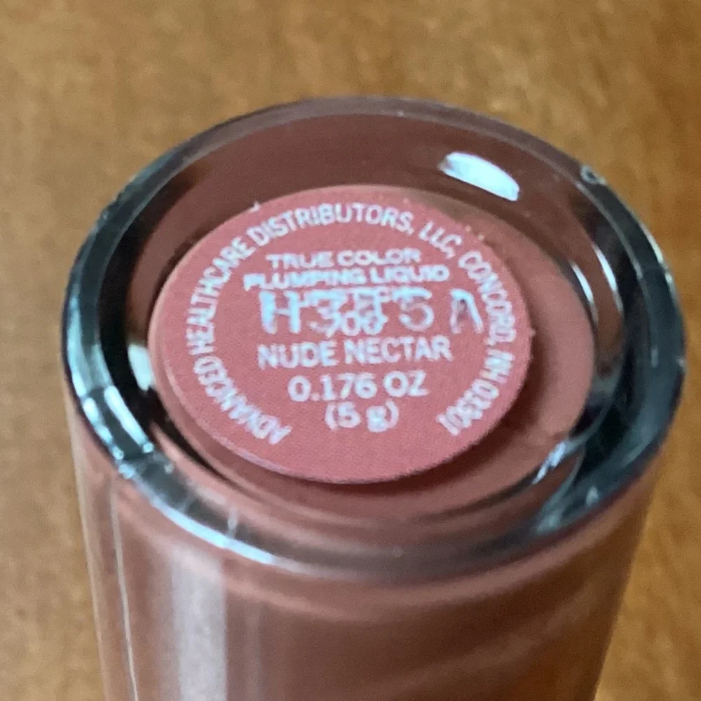 NUANCE SALMA HAYEK True Color PLUMPING LIQUID LIPSTICK #700 Nude Nectar